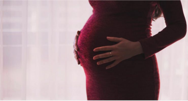 gravid kvinde som gaar paa barsel